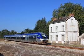 L'ancien bâtiment voyageurs de la gare de Quéménéven au moment du passage sans arrêt d’un train Quimper - Brest.