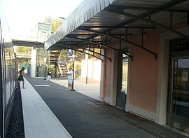 Arrêt d'un TER en gare de Simiane