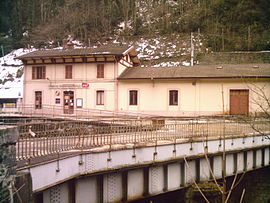Le bâtiment voyageurs et l'accès à la gare.