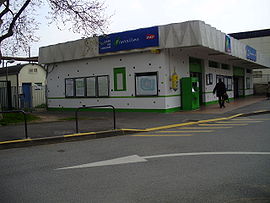 Bâtiment de la gare avec distributeur de billets extérieur