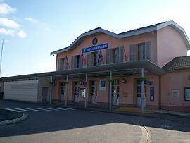Extérieur de la gare avec son bâtiment voyageurs.