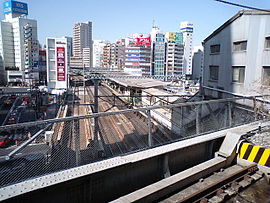 La gare JR vue de la gare Ikegami.