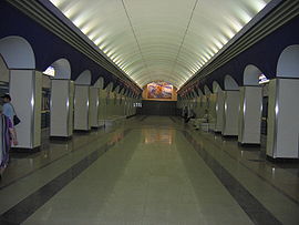 Quai de la station de métro Komendantski prospekt.