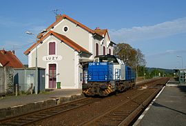 La gare de Luzy avec la G 1595 CFR à quai