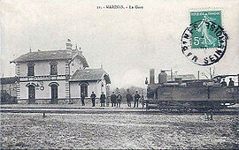 Le bâtiment voyageurs et un train vers 1910