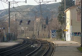 Intérieur de la gare et l'ancien bâtiment voyageurs.