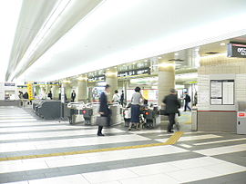 les portiques pour la ligne Tokyu et les lignes de métro dans la gare.