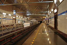 Quai de la station de métro Parnas.