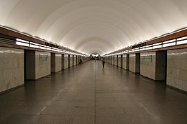 Quai de la station de métro Ielizarovskaïa.