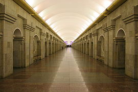 Quai de la station de métro Krestovski ostrov.