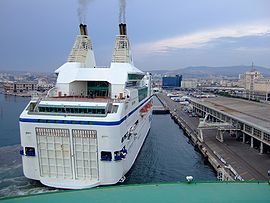 Le Napoléon Bonaparte à l'accostage dans le port de Marseille