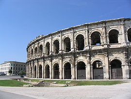 Vue de l'extérieur des Arènes de Nîmes
