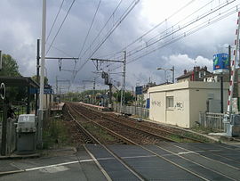 Le guichet de la gare vue depuis le passage à niveau.