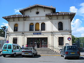 La façade sud de la gare côté rue.
