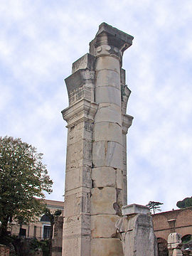 Un pilier de l'ancien fronton de la Basilique Julia