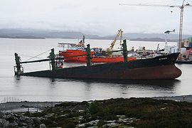 La proue du navire, remorquée en Norvège après le naufrage
