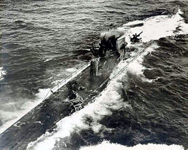 L'U-175 endommagée à la surface peu de temps avant son naufrage.