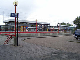 Bâtiment voyageurs et entrée de la gare.