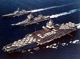 Les croiseurs à propulsion nucléaire USS Bainbridge et USS Long Beach derrière l’USS Enterprise en 1964