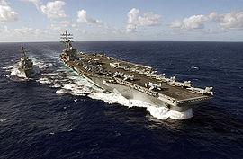 L'USS Ronald Reagan et le destroyer USS Paul Hamilton (2007).