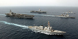 Prise de vue du Ronald Reagan et de divers autres navires, dans le golfe Persique.