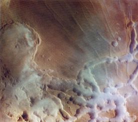 Noctis Lanyrinthus vu par Viking 1 Orbiter, montrantles nappes de brouillard matinal remplissant les valléesà proximité du cratère Oudemans, visible à gauche.Le sud est situé en haut de l'image.