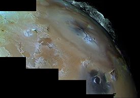 Éruption du Pélé vue par Voyager 1.Le panache s'élève à 300 km.