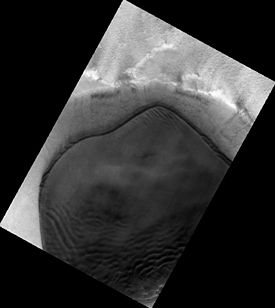Caldeira de Pityusa vue par l'instrument HiRISEde la sonde MRO le 31 juillet 2009[1]