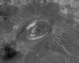 Image radar de Sacajawea Patera obtenue par la sonde Magellan en 1996[1]