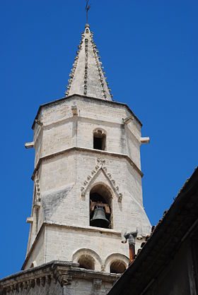 Le clocher octogonal gothique, à base romane