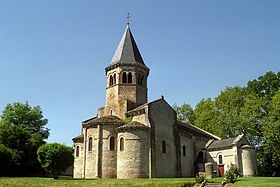 Église de Biozat. On distingue à droite la chapelle funéraire des Hutteau d'Origny et, devant celle-ci, la borne milliaire romaine.