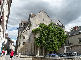 Façade occidentale avec l'entrée construite en 1806/14. Le mur bas au premier plan correspond à l'ancienne limite de l'édifice.