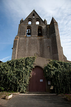 Vue de l'église de Bazus.