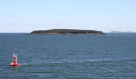 Pointe sud-ouest de l'île vu du traversier Rivière-du-Loup / Saint-Siméon