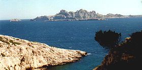 Vue de l'île de Riou depuis la calanque des Queyrons.