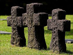 Tombes au cimetière militaire allemand de Langemark