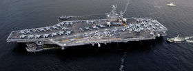 Vue aérienne du navire. Les marins sont disposés de manière à écrire un mot japonais sur le pont du navire.
