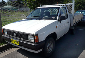 1990-1992 Nissan Navara (D21) 2-door cab chassis 01.jpg