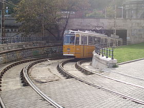 Un tramway de la ligne 19 au Pont des chaînes Széchenyi.