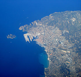 Vue aérienne de La Ciotat. A gauche, l'île Verte