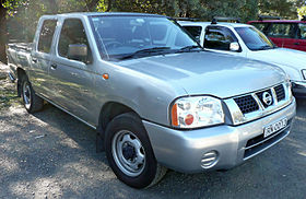 2001-2005 Nissan Navara (D22) ST four-door utility 01.jpg