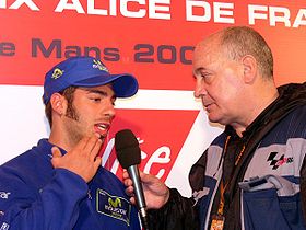 Marco Melandri (à gauche) lors d'une interview au Mans en 2005