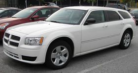 2008 Dodge Magnum SE.jpg