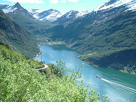 Vue du Geirangerfjord avec le village de Geiranger.