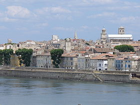 Au bord des quais, vue sur le centre historique d'Arles.