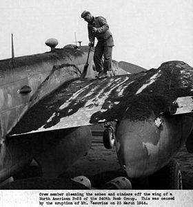 Un avion américain couvert par la cendre volcanique émise pendant l'éruption du Vésuve en 1944.