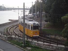 Un tramway de la ligne 41 sur les bords du Danube.