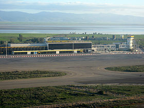 Aéroport d'Oran : tarmac et aérogare.