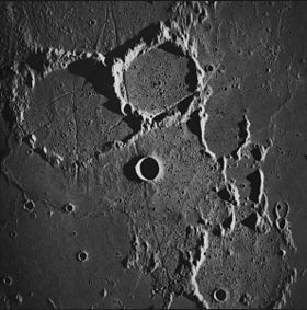 Parry (en haut au centre) vu par Apollo 16.