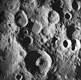 De Vries (en bas) vu depuis Apollo 17 le 12 décembre 1972[1]